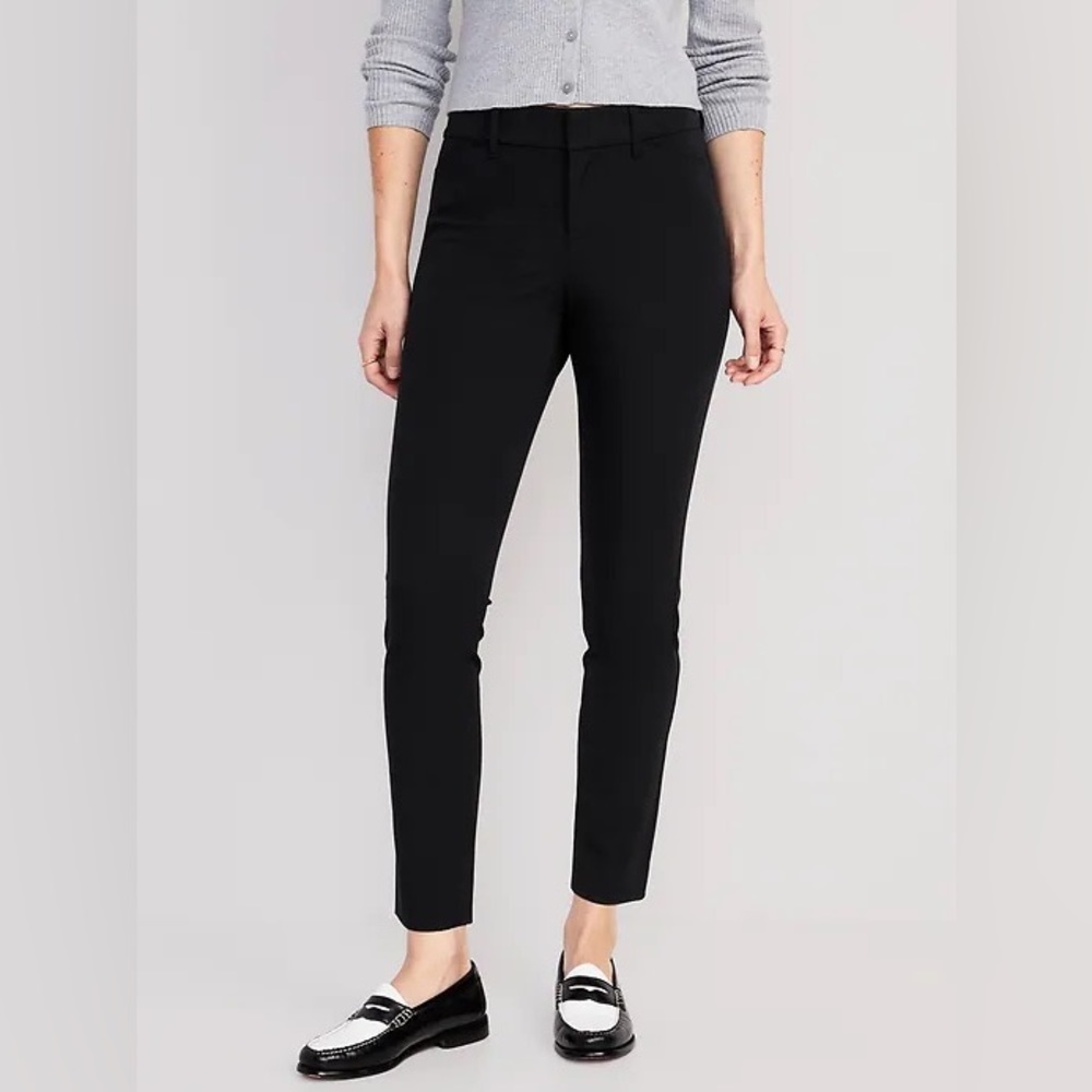 Black mid-rise ankle-length pixie pants size 2